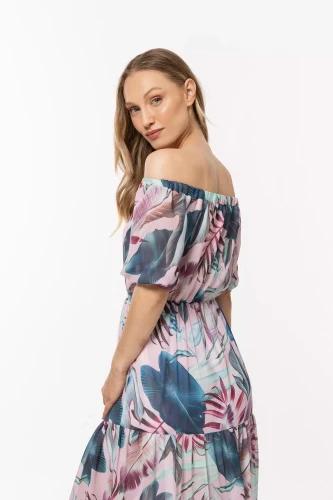 długa sukienka z tropikalnym wzorem.webp