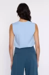 Elegancka bluzka bez rękawów o swobodnym fasonie.webp