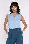 Gładka bluzka damska bez rękawów z eleganckim dekoltem V.webp