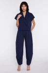 granat spodnie typu slouchy z wysokim stanem i eleganckim wykończeniem.webp
