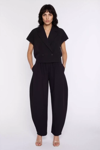 granat spodnie typu slouchy z wysokim stanem i eleganckim wykończeniem.webp