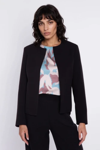 beż krótka marynarka damska elegancka.webp
