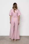 róż kombinezon damski z szerokimi nogawkami typu wide leg.webp