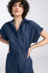 Elegancki kombinezon z dekoracyjnymi guzikami na plecach jeans.webp