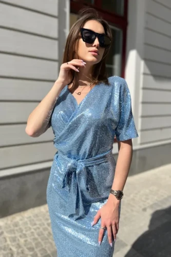 Elegancka sukienka midi z wiązaniem podkreślającym talię.webp