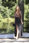 Elegancka sukienka maxi z cekinową górą i wysokim rozcięciem.webp