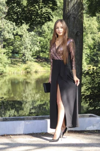 Elegancka sukienka maxi z cekinową górą i wysokim rozcięciem.webp