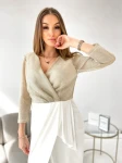Elegancka długa sukienka z podkreśloną talią.webp