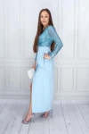 Elegancka kreacja maxi z długimi rękawami i dekoltem V.webp