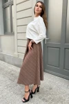 Rozkloszowana spódnica midi do stylizacji wizytowych.webp