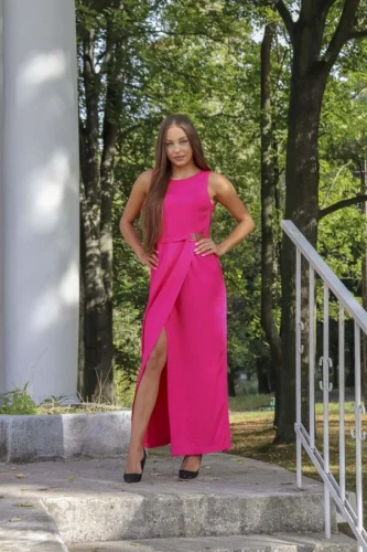 Elegancka sukienka maxi z dekoracyjną klamrą w talii.webp