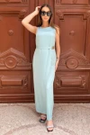 Elegancka sukienka maxi z asymetrycznym przodem.webp