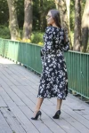 Elegancka sukienka midi w czarno-białe kwiaty.webp