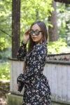 Sukienka midi w kwiaty widok z boku z wiązaniem w talii.webp