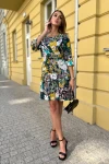 Kolorowa sukienka mini z kwiatowo-ornamentowym wzorem.webp