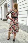 Sukienka w kwiaty z taliowanym fasonem.webp
