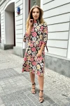 Wzorzysta sukienka midi z dekoltem wiązanym przy szyi.webp