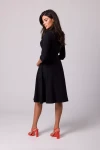 Elegancka sukienka żałobna midi z kopertową konstrukcją.webp