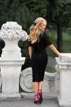 Sukienka na pogrzeb z dopasowaną talią i koronkowym wykończeniem.webp