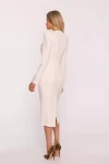 Elegancka sukienka midi z podkreśloną linią ramion i talią.webp