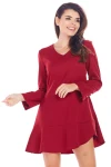 Elegancka sukienka damska z ozdobnymi guzikami przy mankietach.webp
