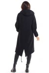 czarna długa bluza z kapturem i kieszeniami na co dzień.jpg
