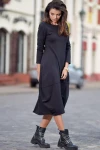 czarna sukienka damska maxi do sneakersów na wiosnę.jpg