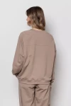 Luźna bluza damska zestawiona ze spodniami dresowymi latte.webp