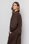 Luźna bluza damska z szerokimi mankietami czekolada.webp