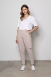 Damskie spodnie cargo jogger z dużymi kieszeniami bocznymi beż.webp